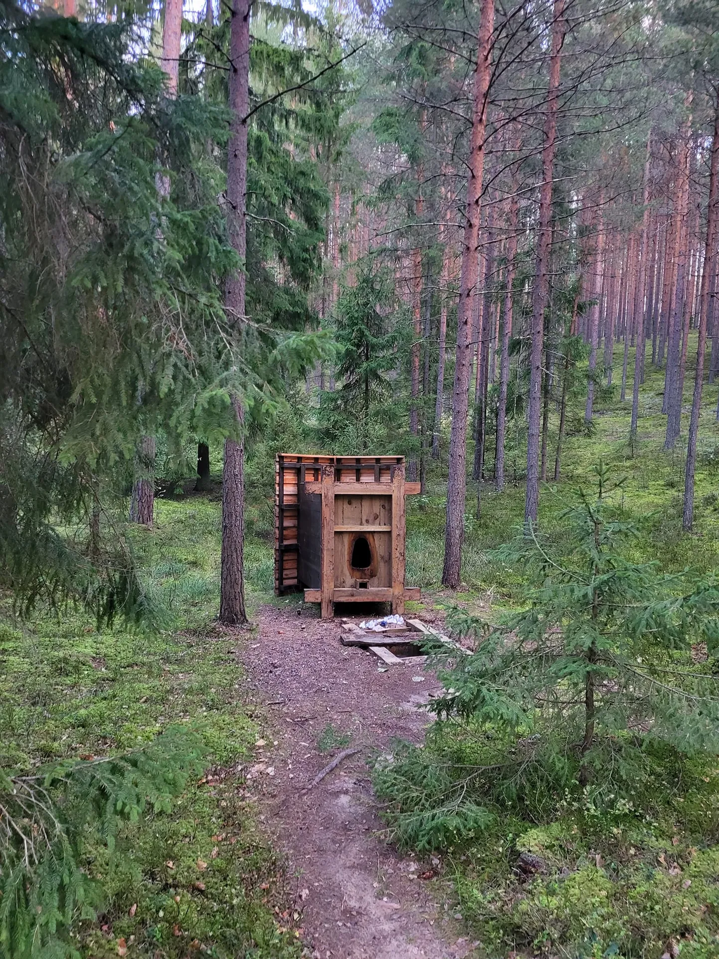 Поваленный туалет у озера Ниедрая
