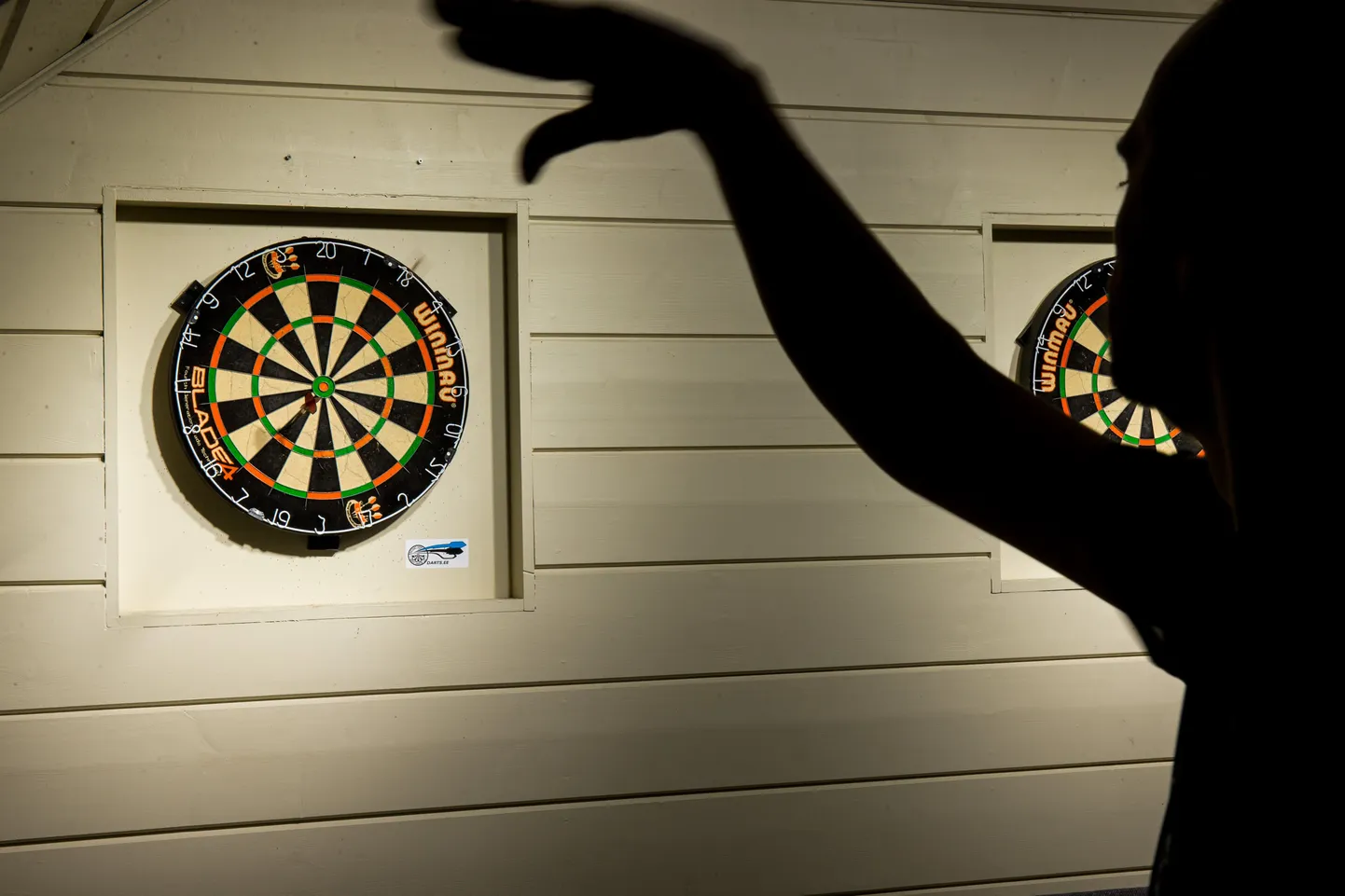Eesti võistlustel kasutatakse Winmau märklaudu, mis on tehtud agaavikiududest. Selleks et 60 punkti andev ruut ära ei kuluks, keeratakse traatide taga olevat märklauda. Muide, traadid on kolmnurksed, et nooled eemale ei põrkuks.