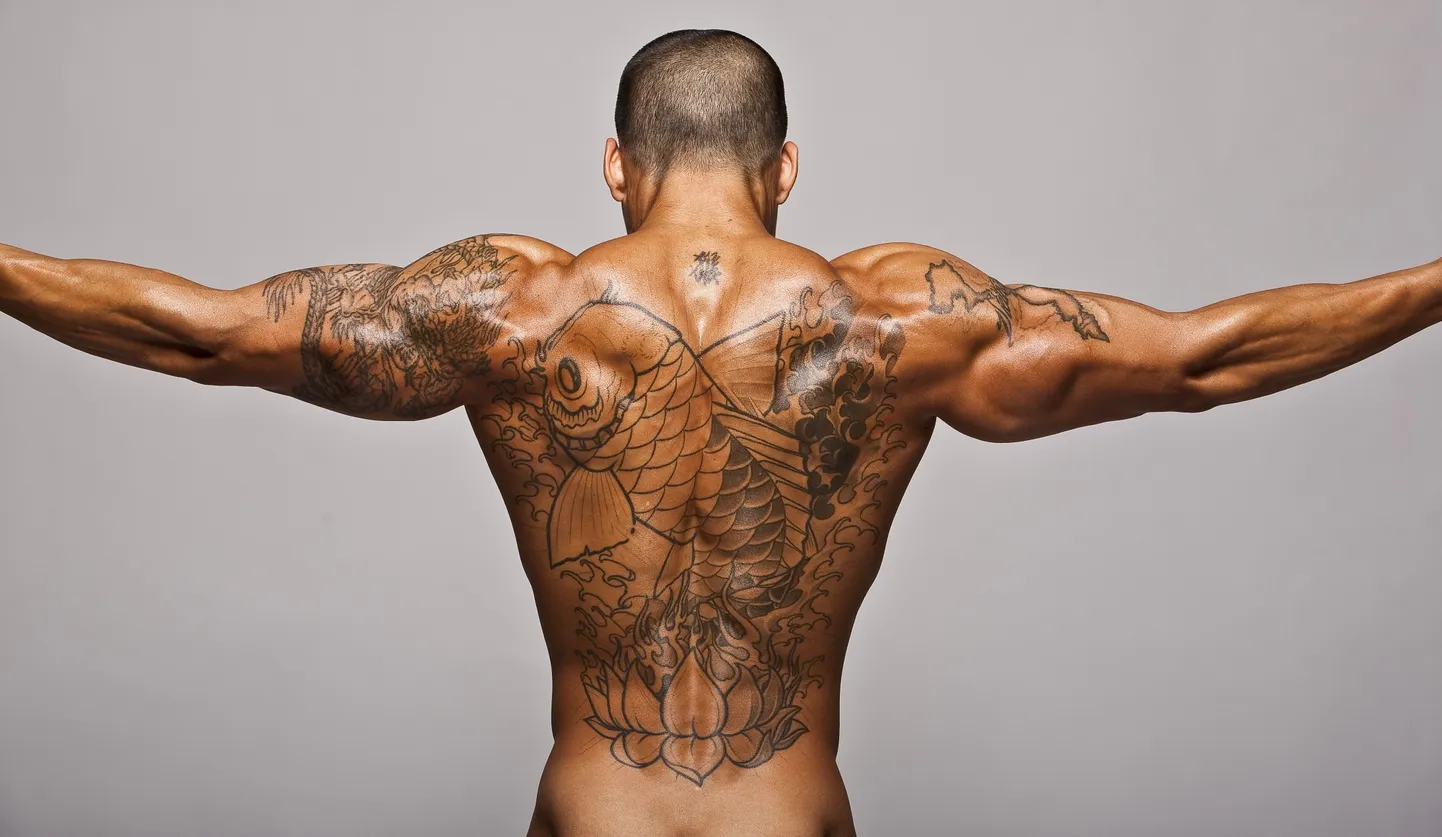 Мужское тело в татуировках. Снимок иллюстративный.