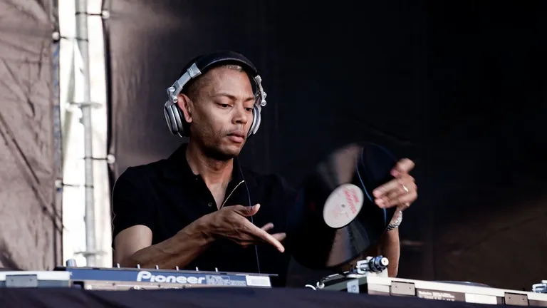 Jeff Mills tuleb Detroidist, techno sünnilinnast. Tema on üks plaadifirmale Underground Resistance aluse panijaid.
