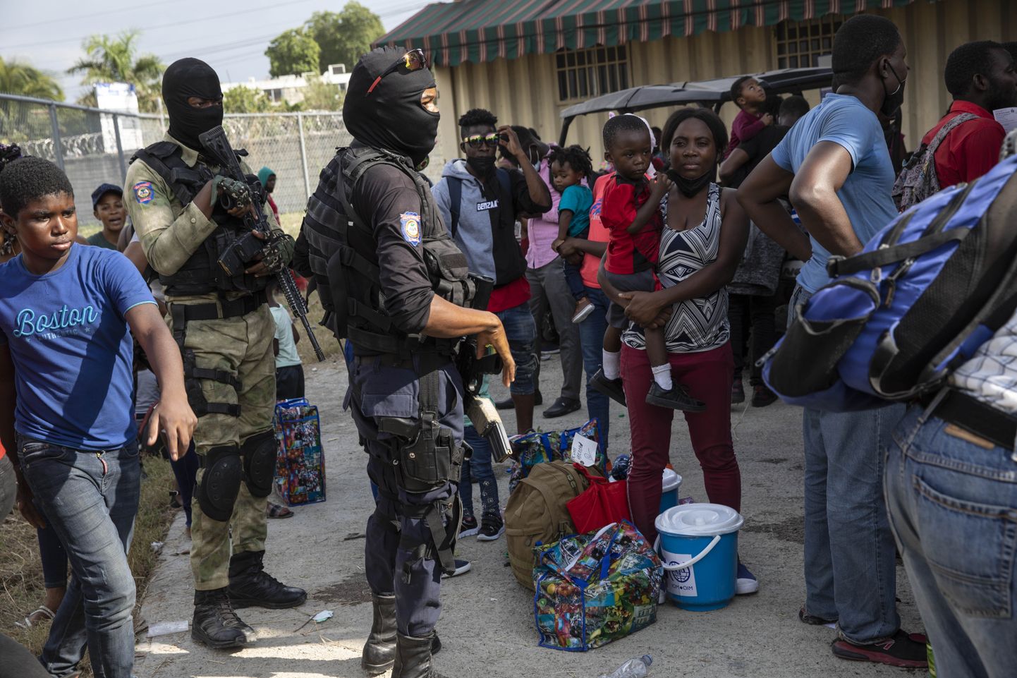 Esimesed lennukitäied USAst välja saadetud Haiti migrante jõudsid eile Port-au-Prince’i lennujaama. Paljud saareriiki deporteeritutest olid lapsed, kes on sündinud väljaspool Haitit ning kellest suurel osal on mõne muu riigi kodakondsus.