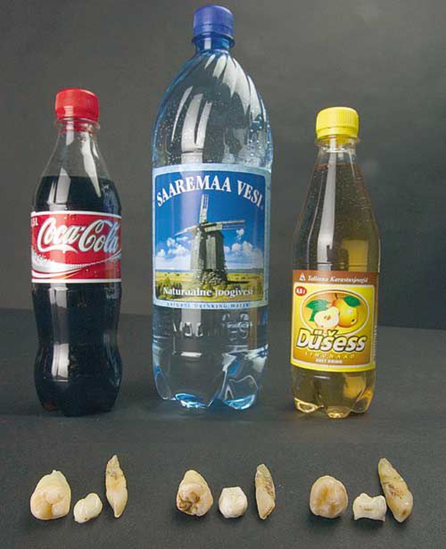 Coca-Cola, Saaremaa joogivee ja Düessi sisse lähevad üsna ühesugused hambad. Ainuke auguga hammas sulpsab puhtasse joogivette.