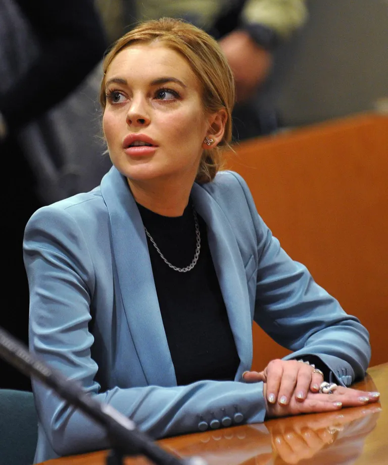 Aastaid tagasi purjakil autojuhtimise eest kohtupinki sattunud Lindsay Lohan esindas end konservatiivses rõivastuses.