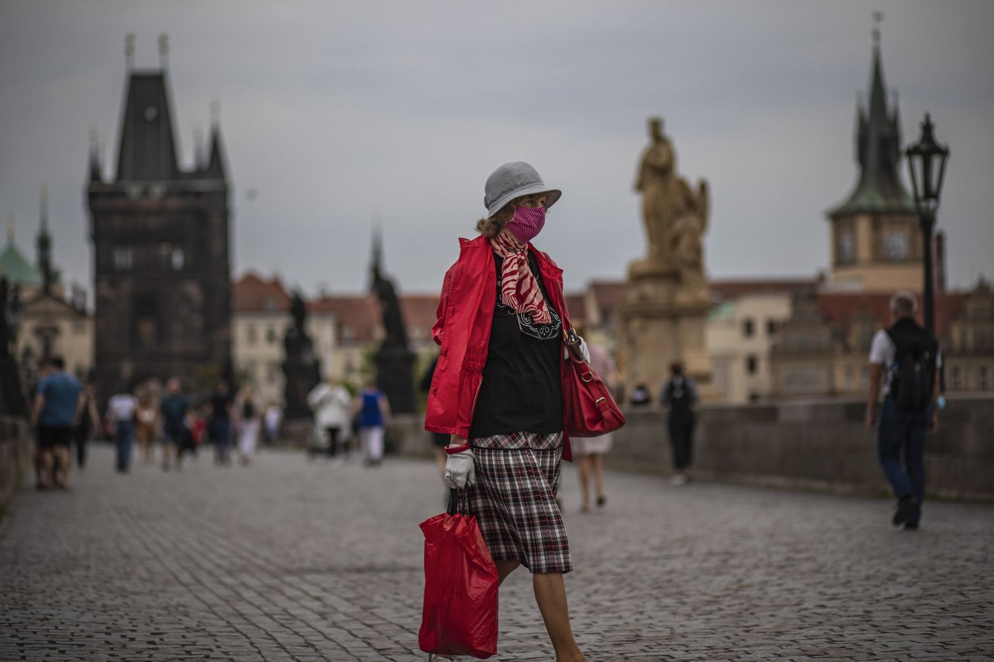 Sieviete ar sejas masku Prāgā.