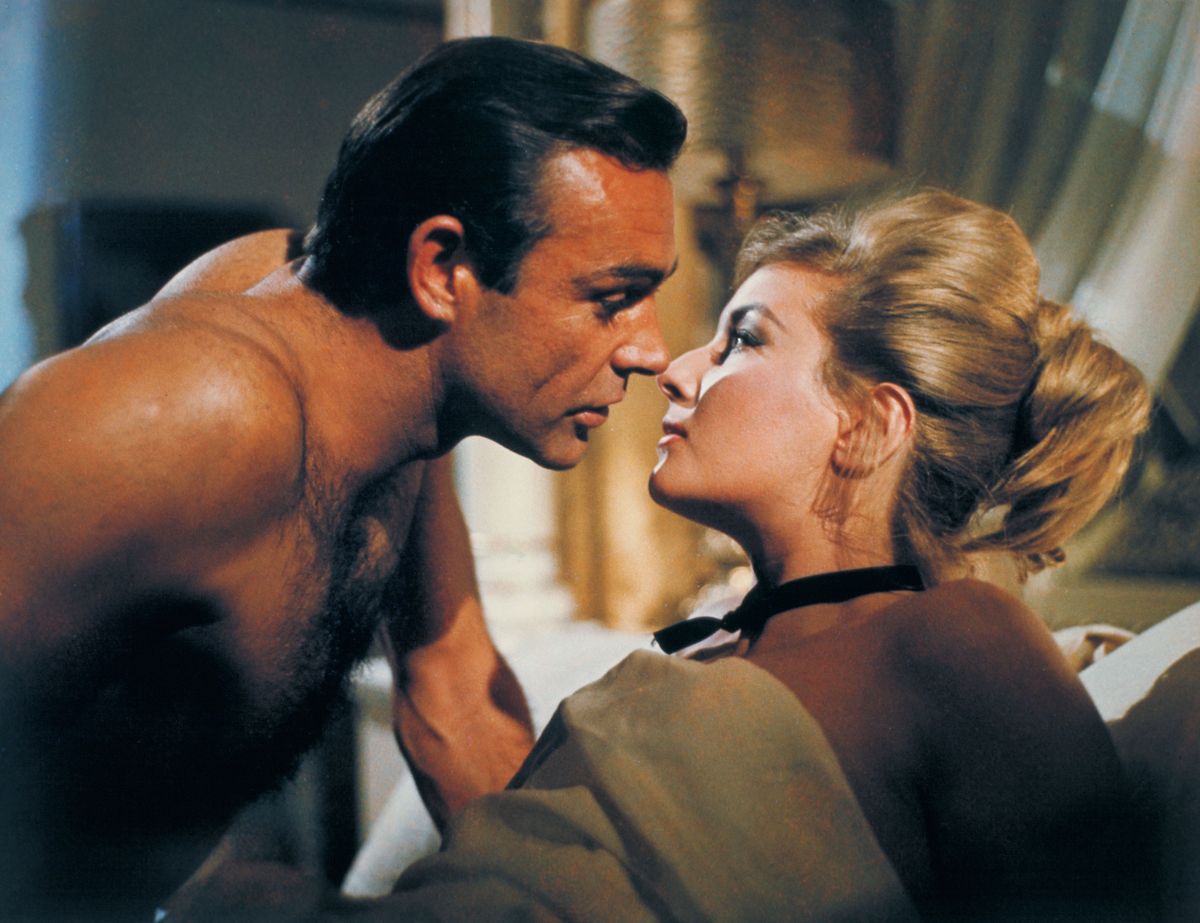 Kaader 1963. aasta Bondi-filmist «From Russia With Love». Pildil Sean Connery ja Daniela Bianchi