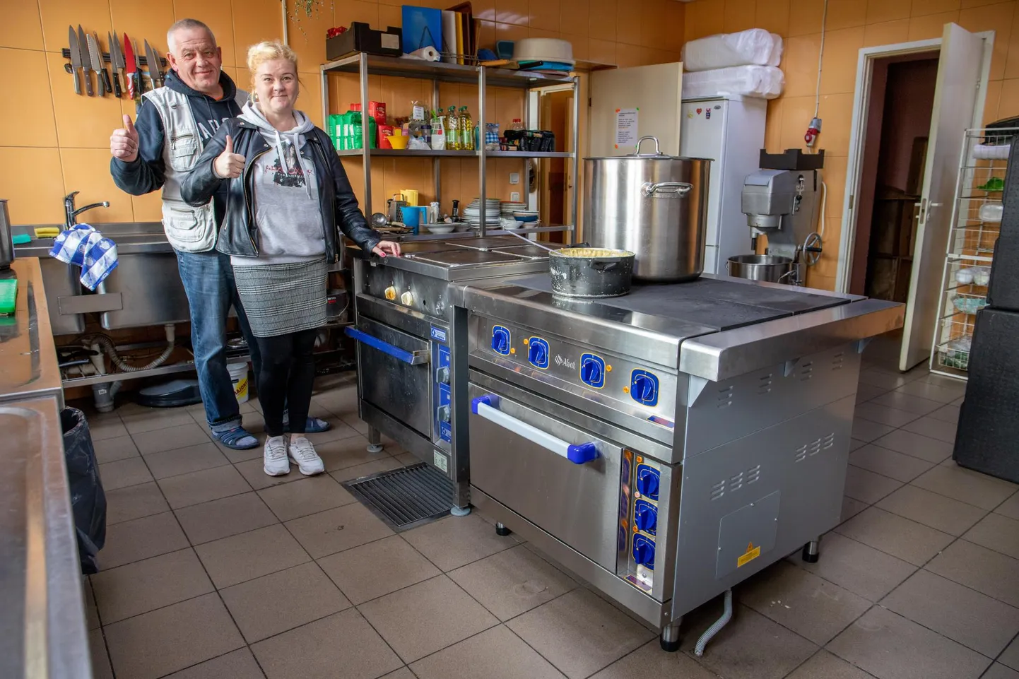 Ranno Tohver ja Alice Berzinš MTÜst Pärnu Horisont on uue pliidi üle väga õnnelikud ja kõigile annetajatele südamest tänulikud.