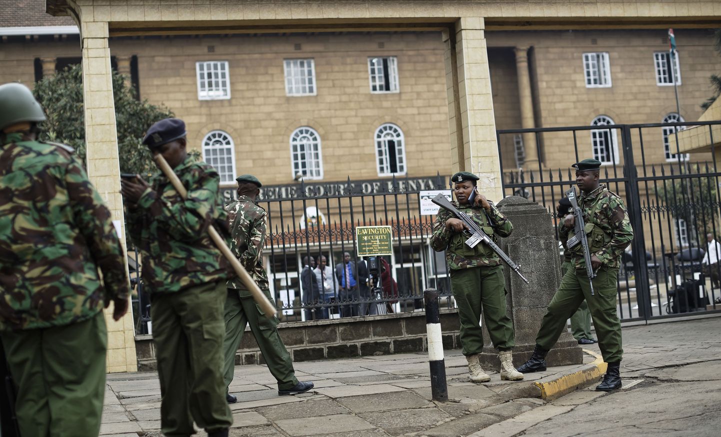 Politsei valvamas Keenia ülemkohtu hoonet Nairobis.