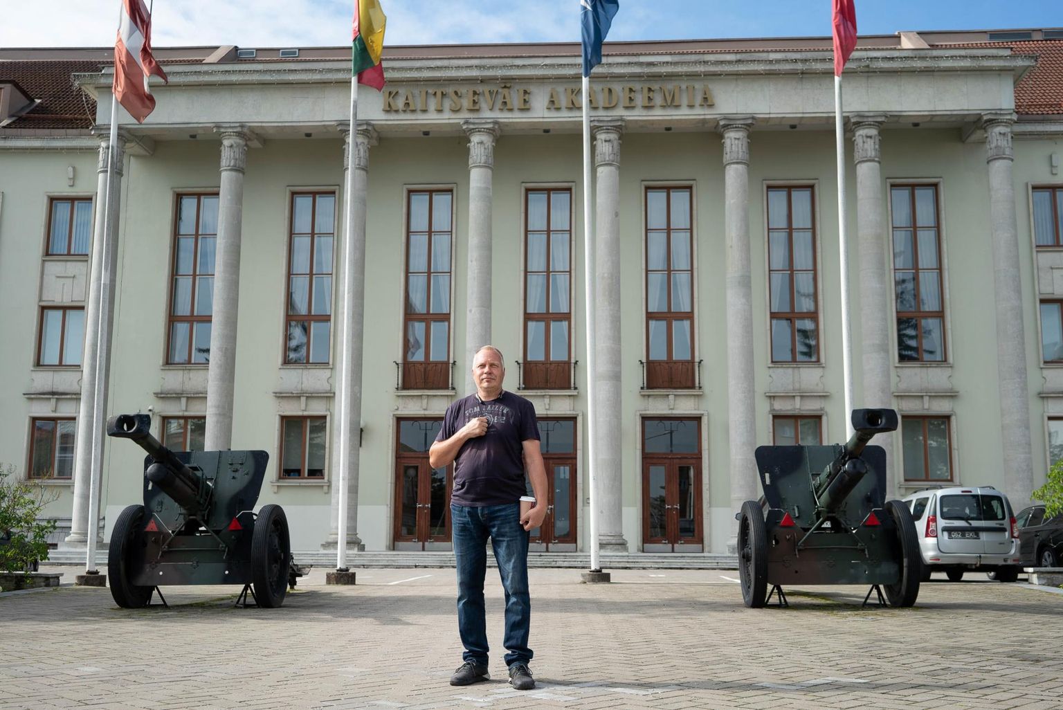 Assar Sild seisab kohal, kus 30 aastat tagasi seisis graniidist sambal 3,5 meetri kõrgune pronksist Lenin. Selle tõstis ta 1990. aasta 23. augusti varahommikul sealsamas oma autokraanaga veoauto kasti.