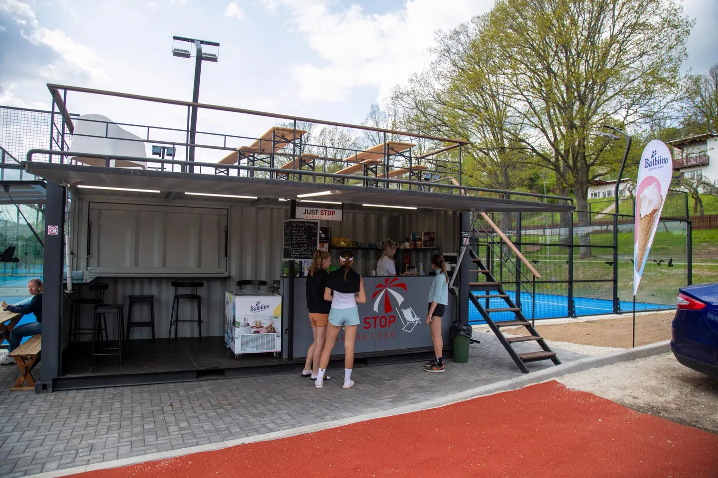 Praegu ootab Viljandi järve ääres suvitajaid JustStopi kiosk. Peagi teevad seda ka Rannakohvik ja Bangalo.