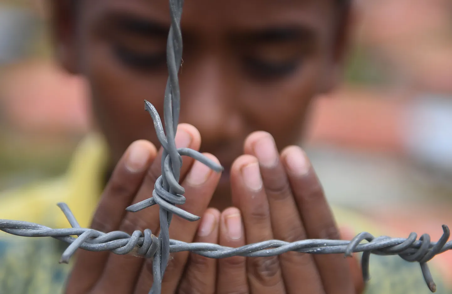 Rohingja põgenik palvetab vägivallalaine aastapäeval.