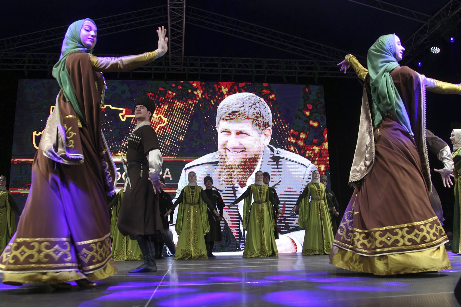 Tšetšeenitarid tantsimas Ramzan Kadõrovi piirkonnajuhiks tagasivalimise pidustustel Groznõis 20. septembril 2021.