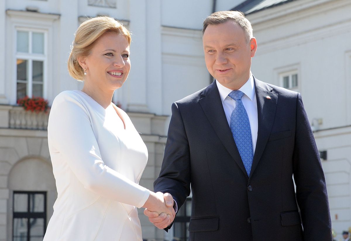 Президент Словакии Зузана Чапутова пожимает руку Анджею Дуде. Июль 2019 года
