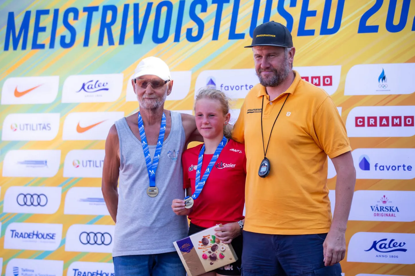 Värske Eesti U-14 vanuseklassi 1000 meetri jooksu meister Mia Lii Kaigas Staieri klubist koos treener Ants Kuusiku (vasakul) ja treenerist isa Einar Kaigasega.