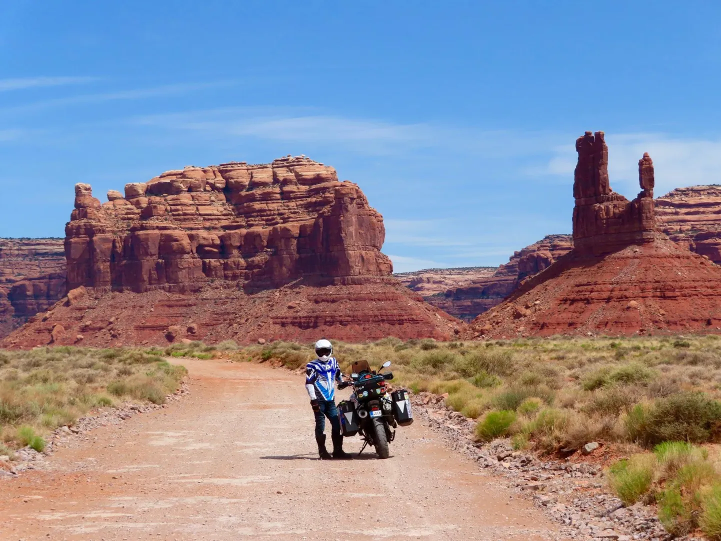 Navahode maal asuv Monument Valley oli külastajatele kinni, aga lähedal asub samaväärne Valley of the Gods, kust igaüks võib läbi sõita.