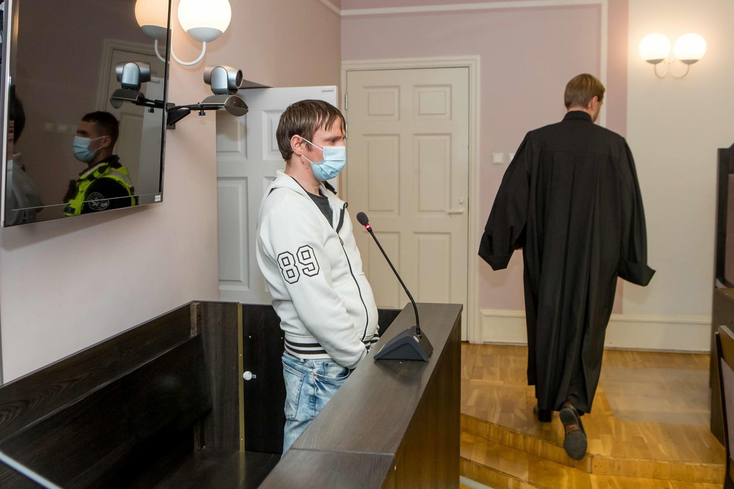 Hetk enne istungit: Andres Reinart ja mustas talaaris kohtunik Rajar Miller. FOTO: Maanus Masing/Saarte Hääl