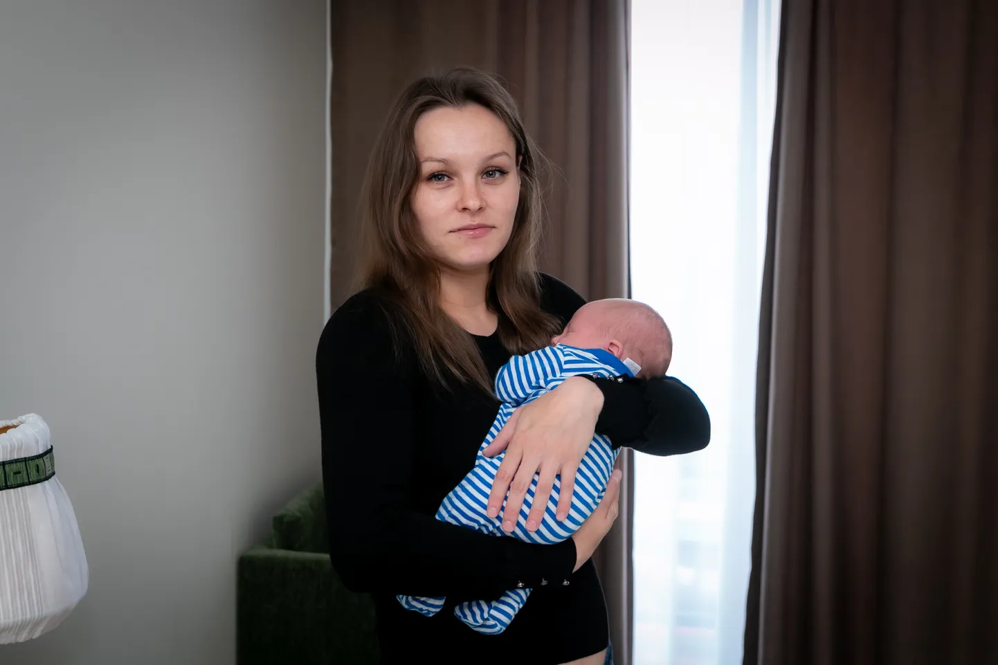 KODUST KAUGEL: Pilt Julijast ja tema kaks nädalat tagasi Kuressaare haiglas sündinud pojast Damirist on tehtud hotellitoas. Julija südamesoov on, et sõda kiiresti lõpeks ja nad kõik saaksid Ukrainasse naasta.