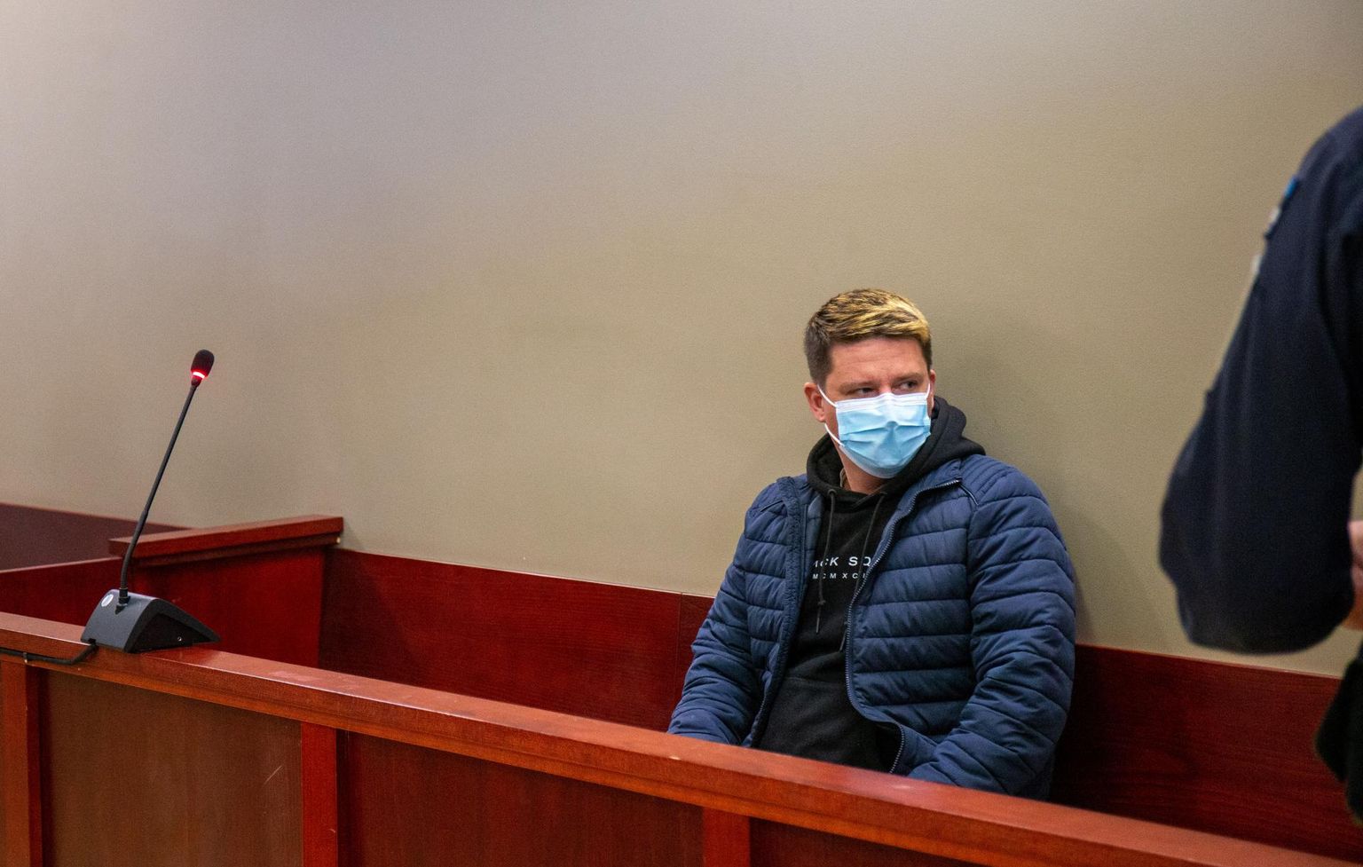 Markeri ja aerosooliga seintele Z-tähti ja «Slava Rossija» sodinud Sergei Milov istus eile kohtupingis.