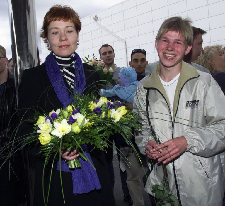 Toonane kultuuriminister Signe Kivi ja laulusõber Arnold Oksmaa vastu võtmas Eurovisiooni lauluvõistluse võitjaid Tallinna lennujaamas.