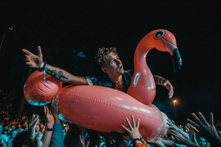 Lexsouli Joonas Mattias Sarapuu on teinud hoogsa vettehüppe koos roosa flamingoga fännide kätemerre. 