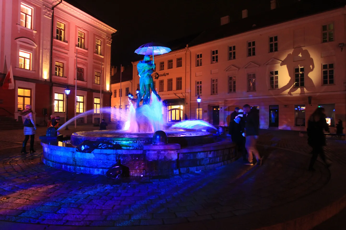 Raekoja platsi valgustus festivali Tartu Valgus ajal.