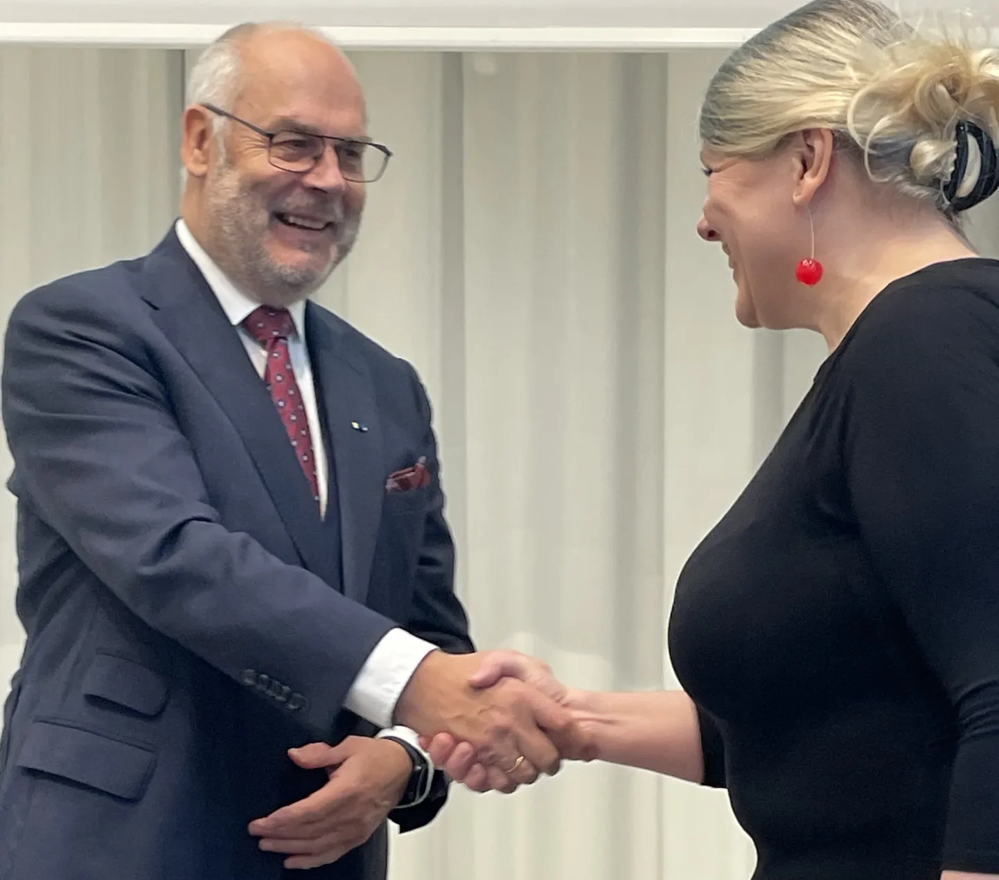 President Alar Karise tunnustava käepigistuse osaliseks sai teiste hulgas digikeltsa sõna välja pakkunud Ingrid Imelik.