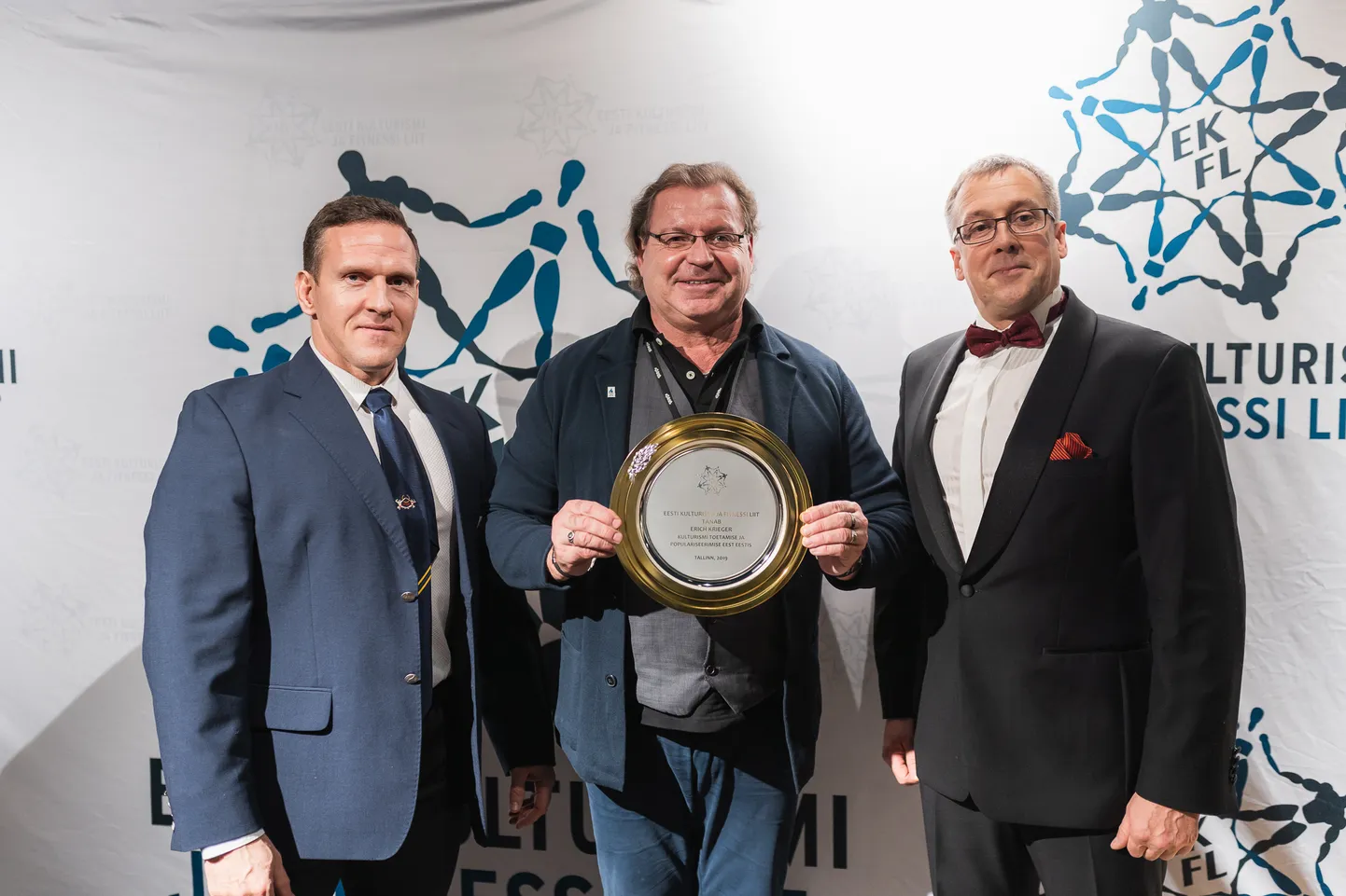 Ott Kiivikas (vasakul esimene), Erich Krieger ning Eesti Kulturismi ja Fitnessi Liidu president Ergo Metsla.