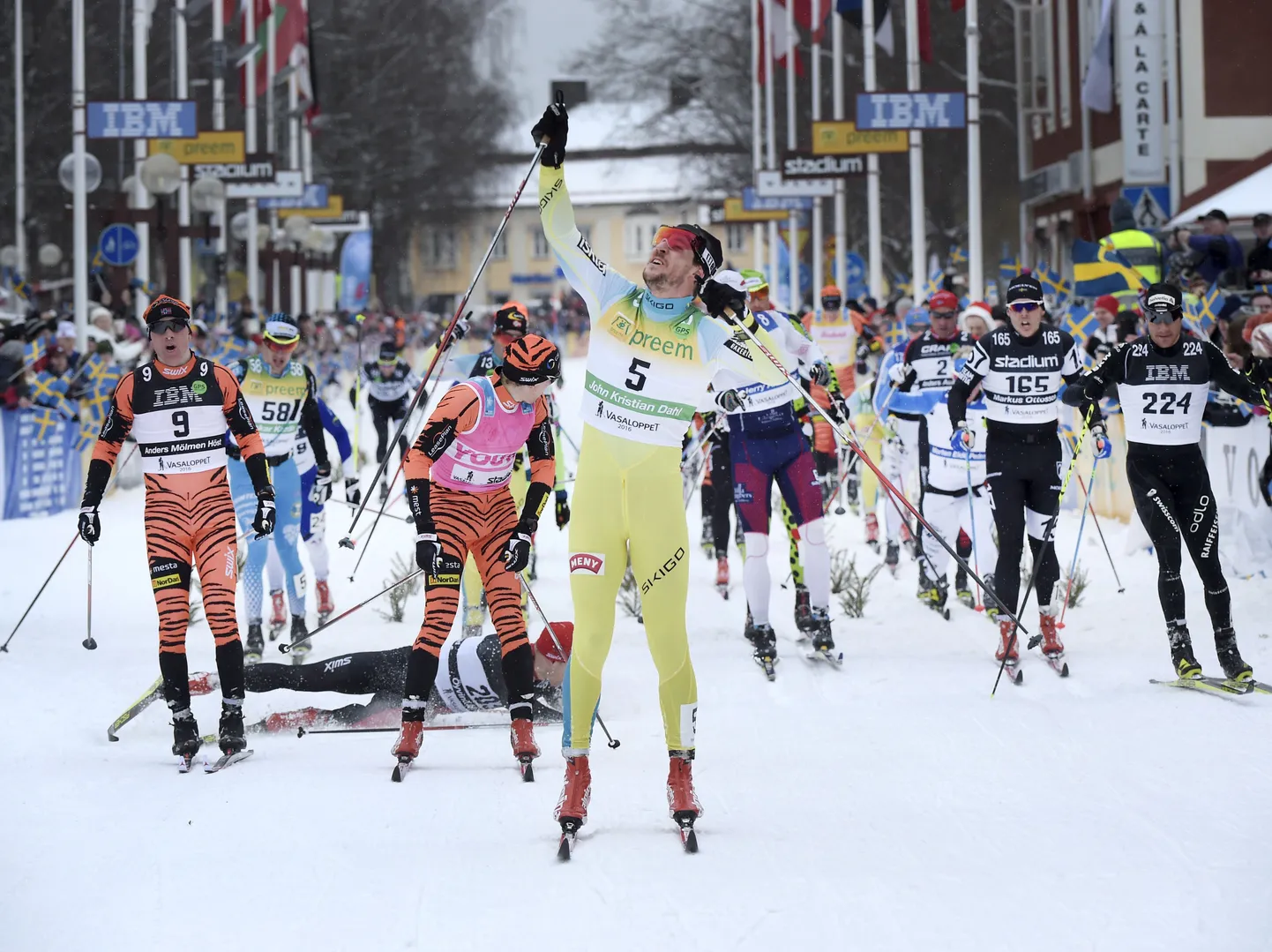 John Kristian Dahl (nr. 5) Vasaloppeti võitu tähistamas.