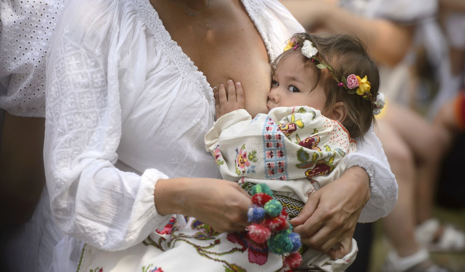 Naine 8-kuuse tütre Anastasiaga rahvusvahelise rinnagatoitmise nädala raames korraldatud üritusel Rumeenias Bukarestis.