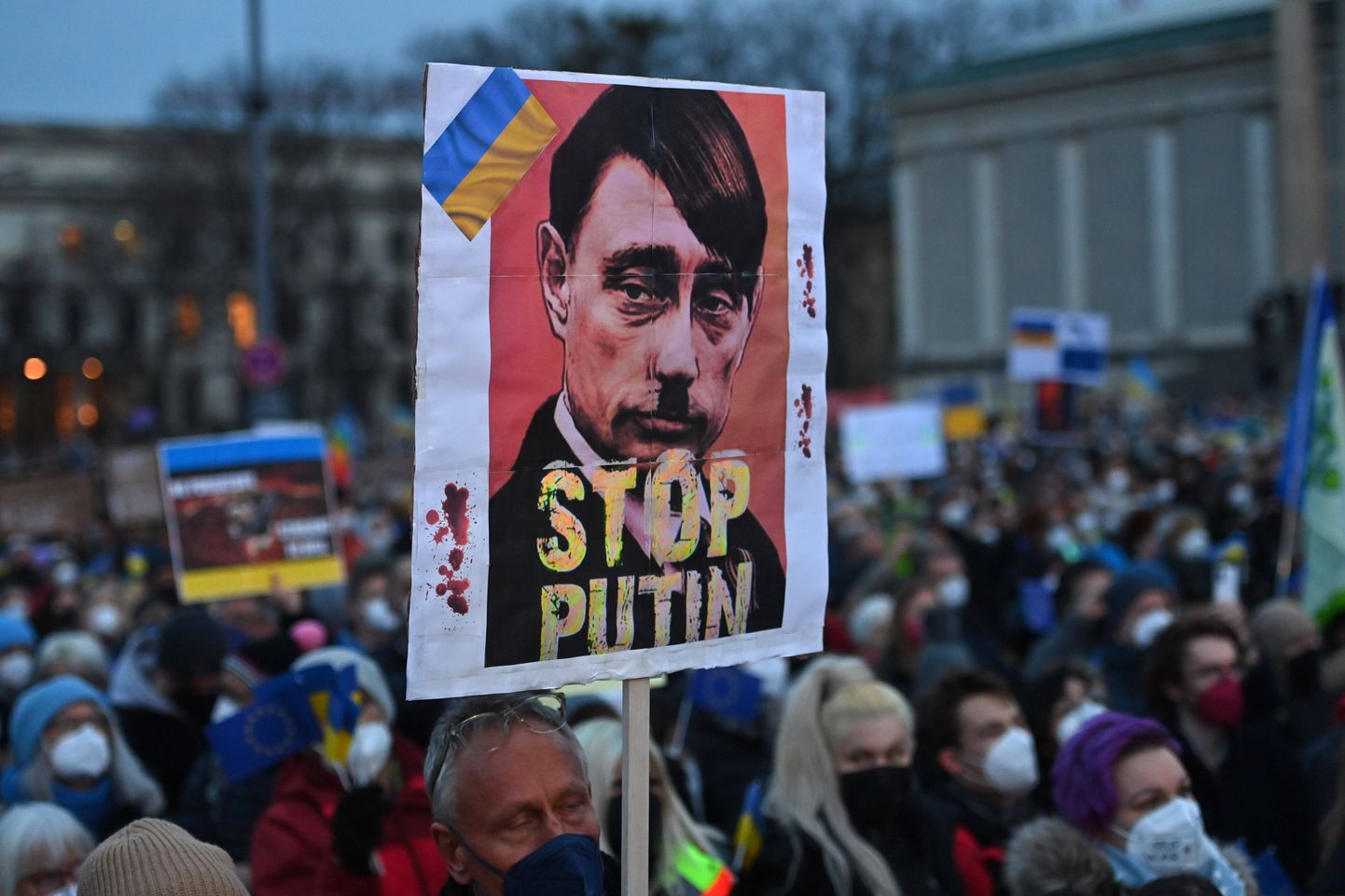 Vladimir Putinit kujutava plakatiga inimesed eile Saksamaal Münchenis meeleavaldusel.