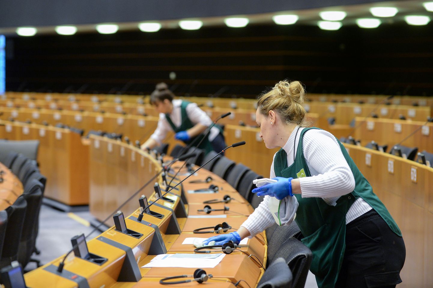Koristajad europarlamendi Brüsseli maja saalis enne seal märtsi teisel nädalal peetud täiskogu istungit, mis jäi viimaseks enne üle Euroopa täiemahuliste koroonakriisi ettevaatusabinõude välja kuulutamist.