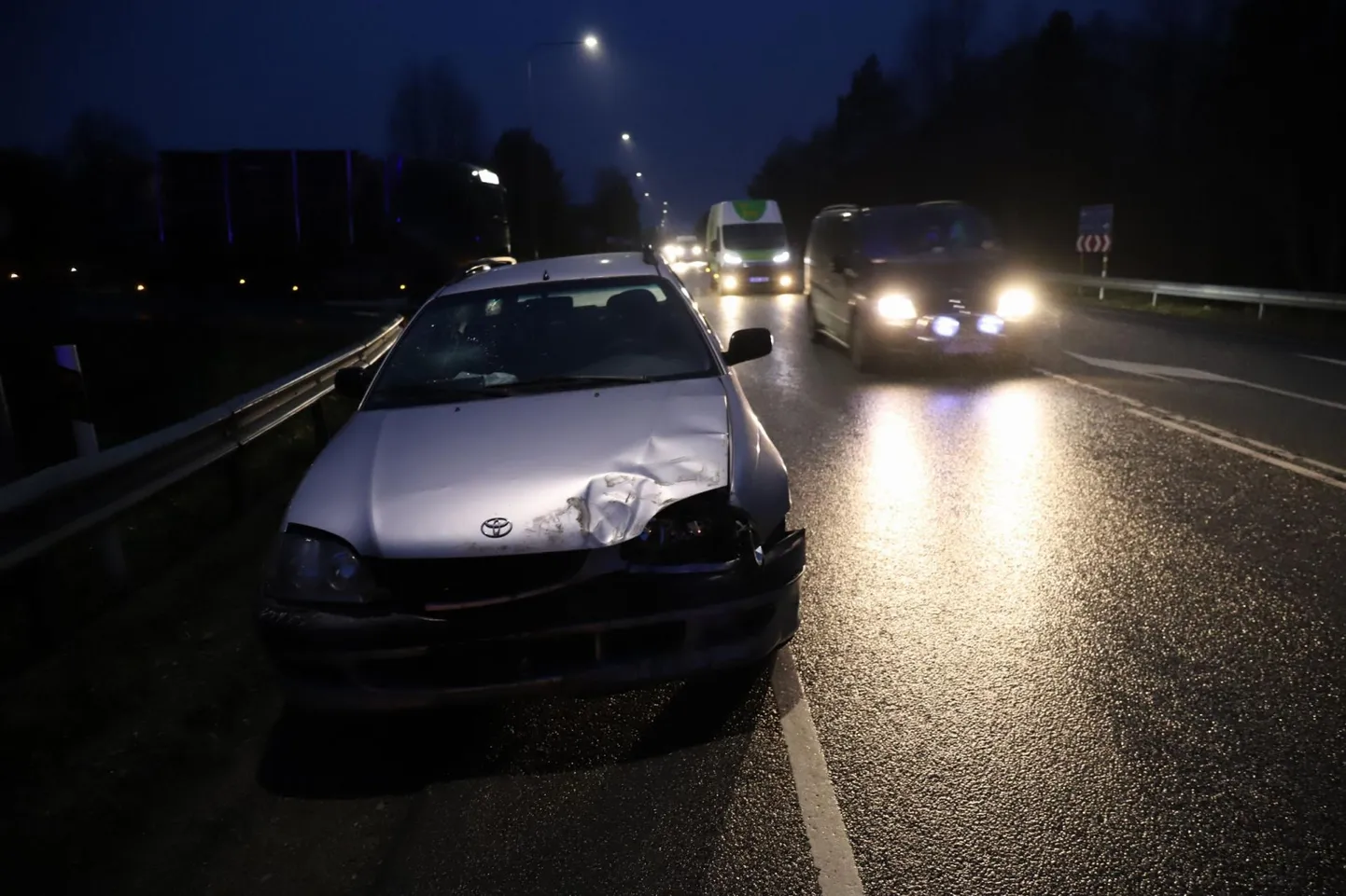 Kahe sõiduauto kokkupõrkes keegi raskelt vigastada ei saanud.
