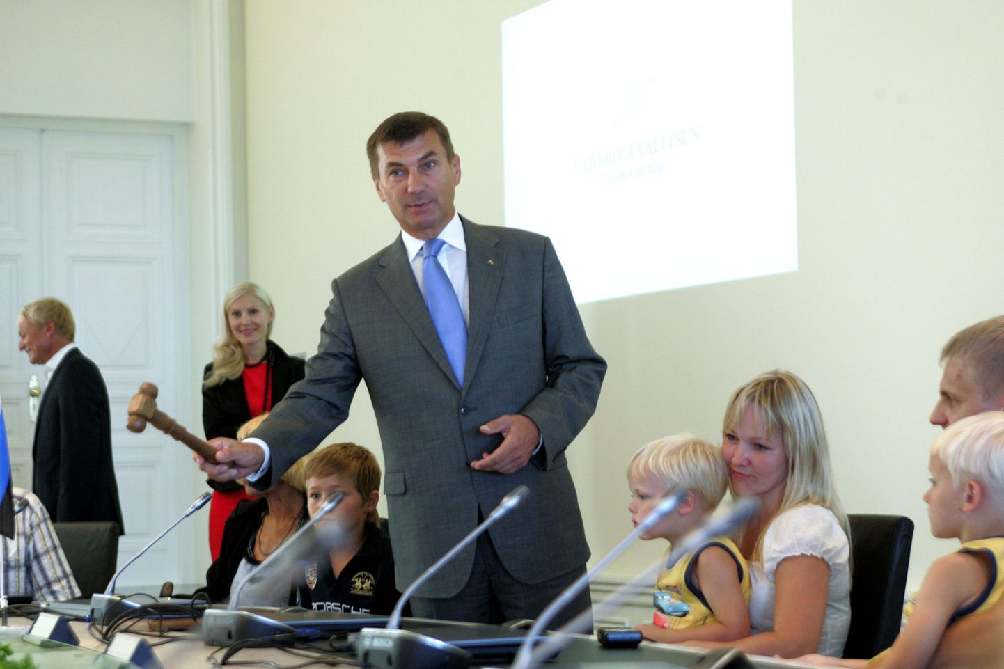 Peaminister Andrus Ansip tutvustas huvilistele Stenbocki maja.