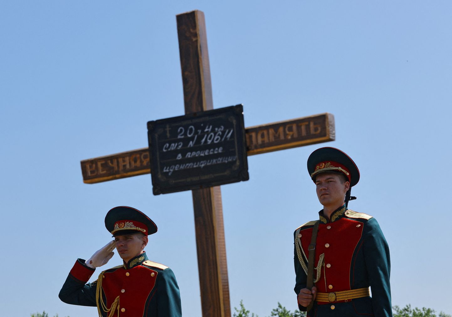 12 июля 2022 года почетный караул на похоронах 58 неопознанных солдат самопровозглашенной ЛНР, погибших в 2022 году
