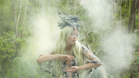 KUUM VIDEO ⟩ Muusik Kerli Kõiv võlus fänne julgete kaadritega: näitsik hõljus nappides bikiinides helesinises vees