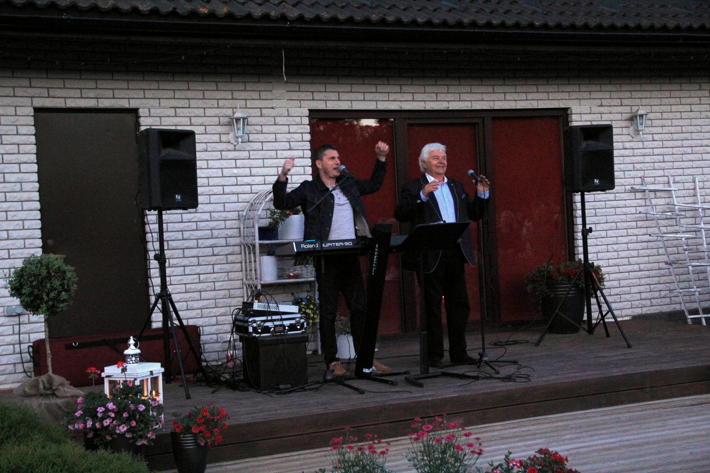 Tikste aiakontserdil on esinenud ka Ivo Linna ja Antti Kammiste.
