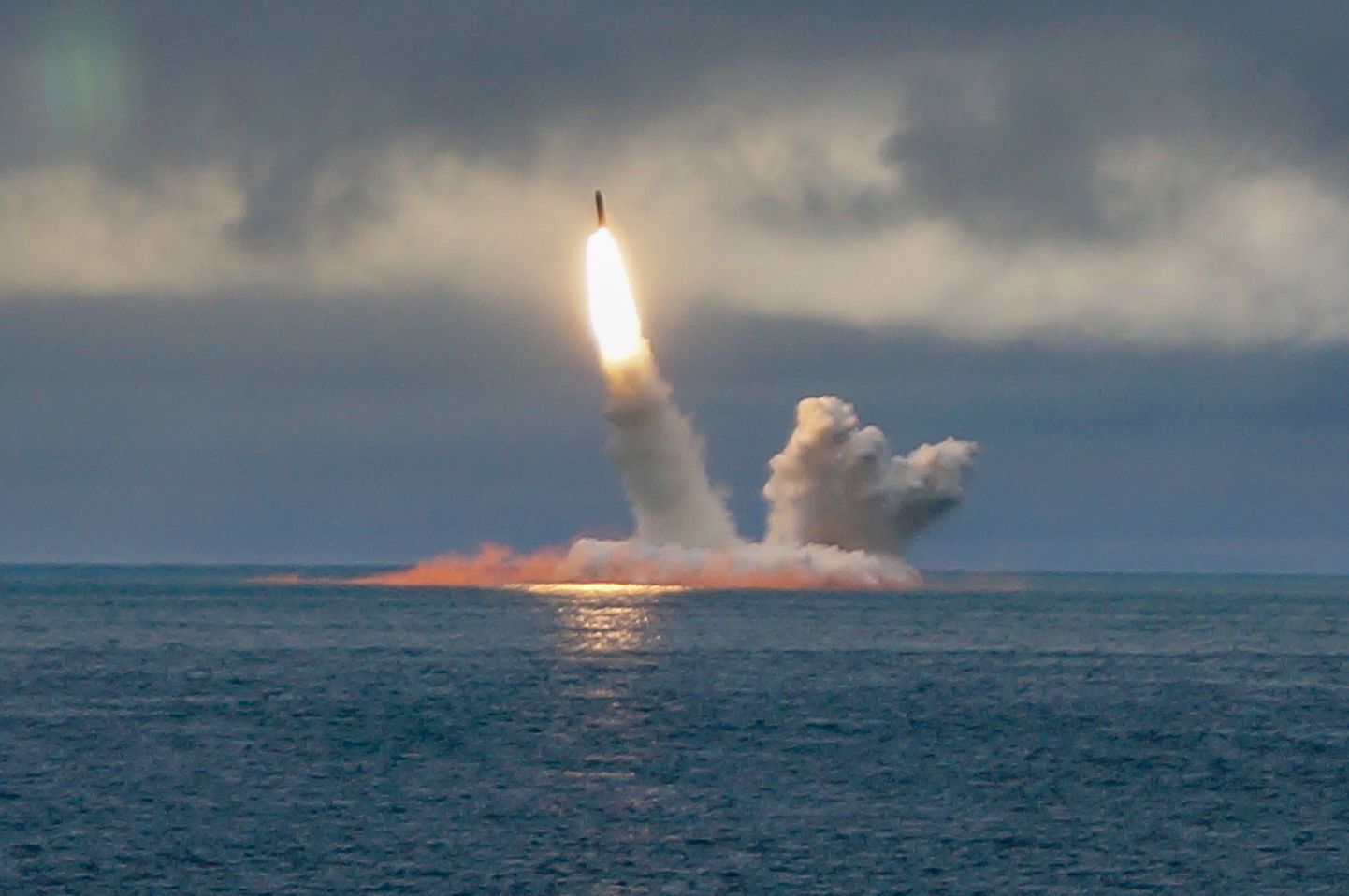 Vene Borei-klassi tuumaallveelaev Juri Dolgoruki katsetamas 24. augustil Barentsi merel mandritevahelist ballistilist raketti Bulava.
