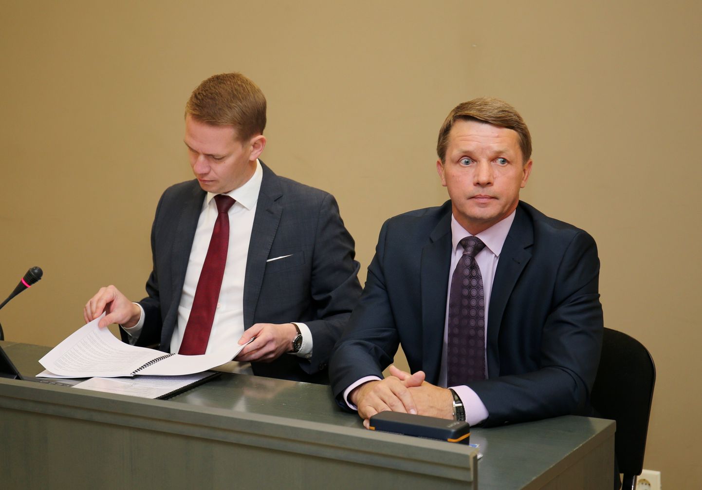 Kohtu eelistung altkäemaksu andmises kahtlustatava Tartu abilinnapea Valvo Semilarski üle. Pildil advokaat Oliver Nääs(vasakul) ja Valvo Semilarski.