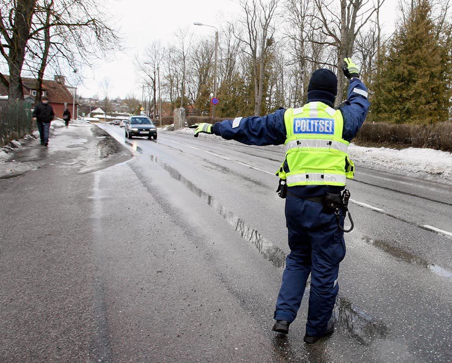 Üleeile pidasid politseinikud Riia maanteel ja Vaksali tänaval kinni üle paarikümne auto, mille juht või sõitjad polnud kinnitanud turvavööd, ehkki õnnetuse korral võib just see päästa nende elu.