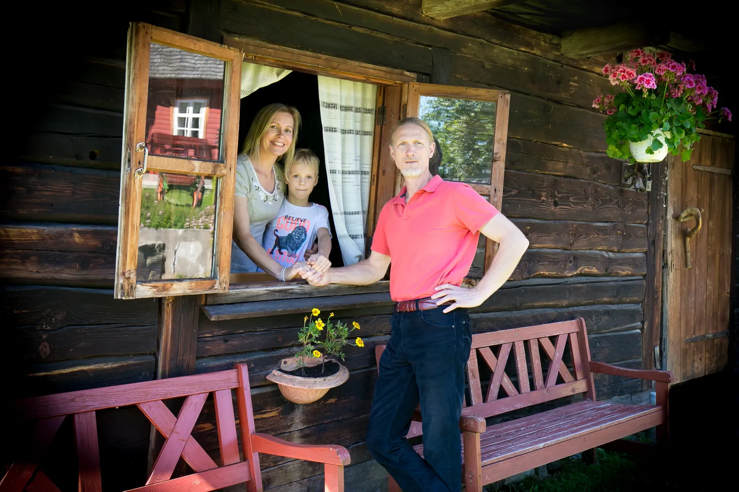 Maria talu Pärnumaal Kõpu külas peavad Riina ja Enn Rand, kes koos pesamuna
Alexandriga jäid pildile sauna juures,
millest edasi ehitati ümber või valmisid järgmised rajatised.
fotod: Urmas Luik
