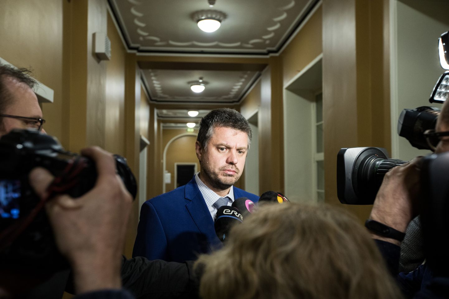 Justiitsminister Urmas Reinsalu ajakirjanikele kommentaare jagamas.
