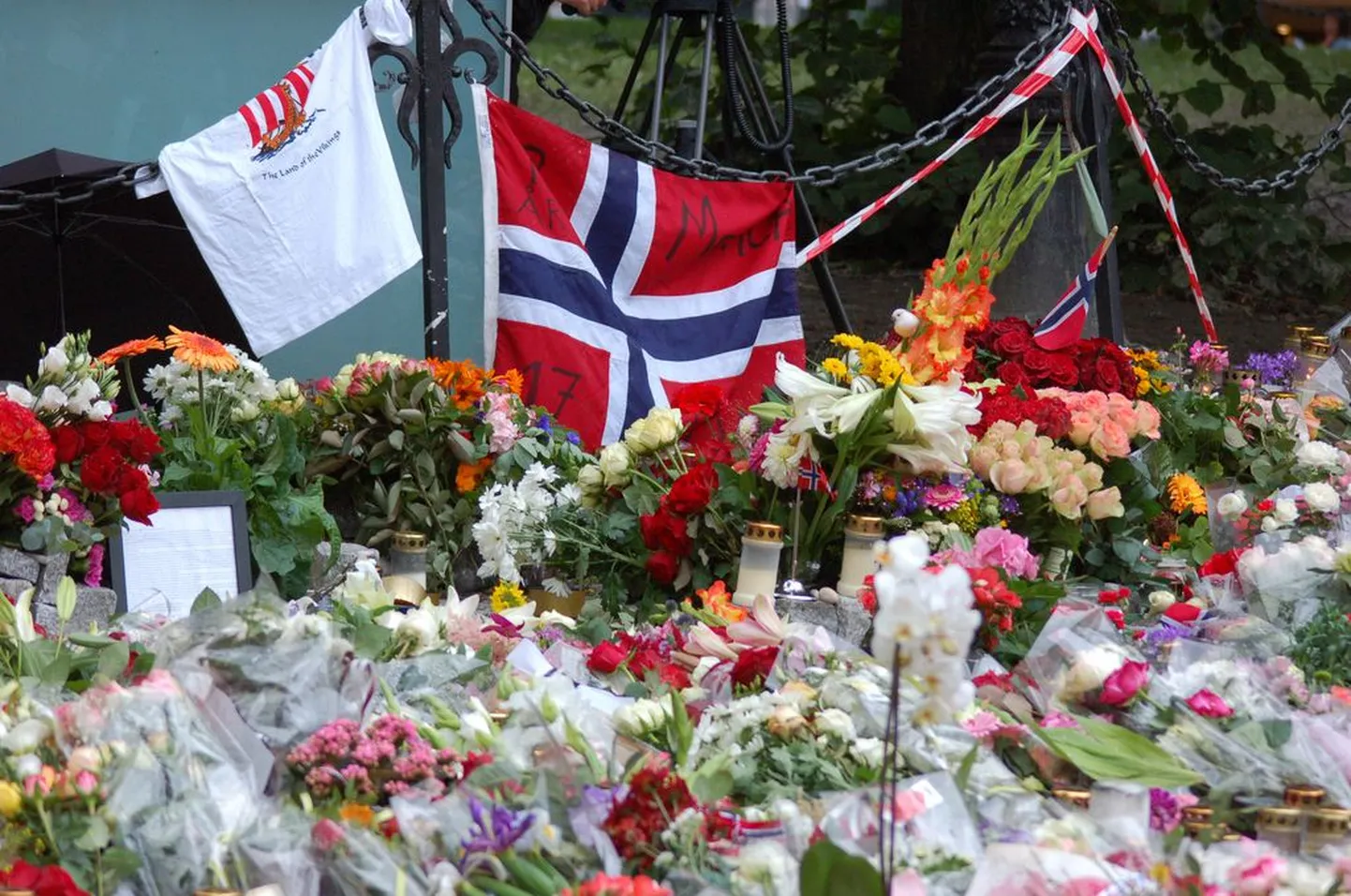Цветы в память жертв теракта.