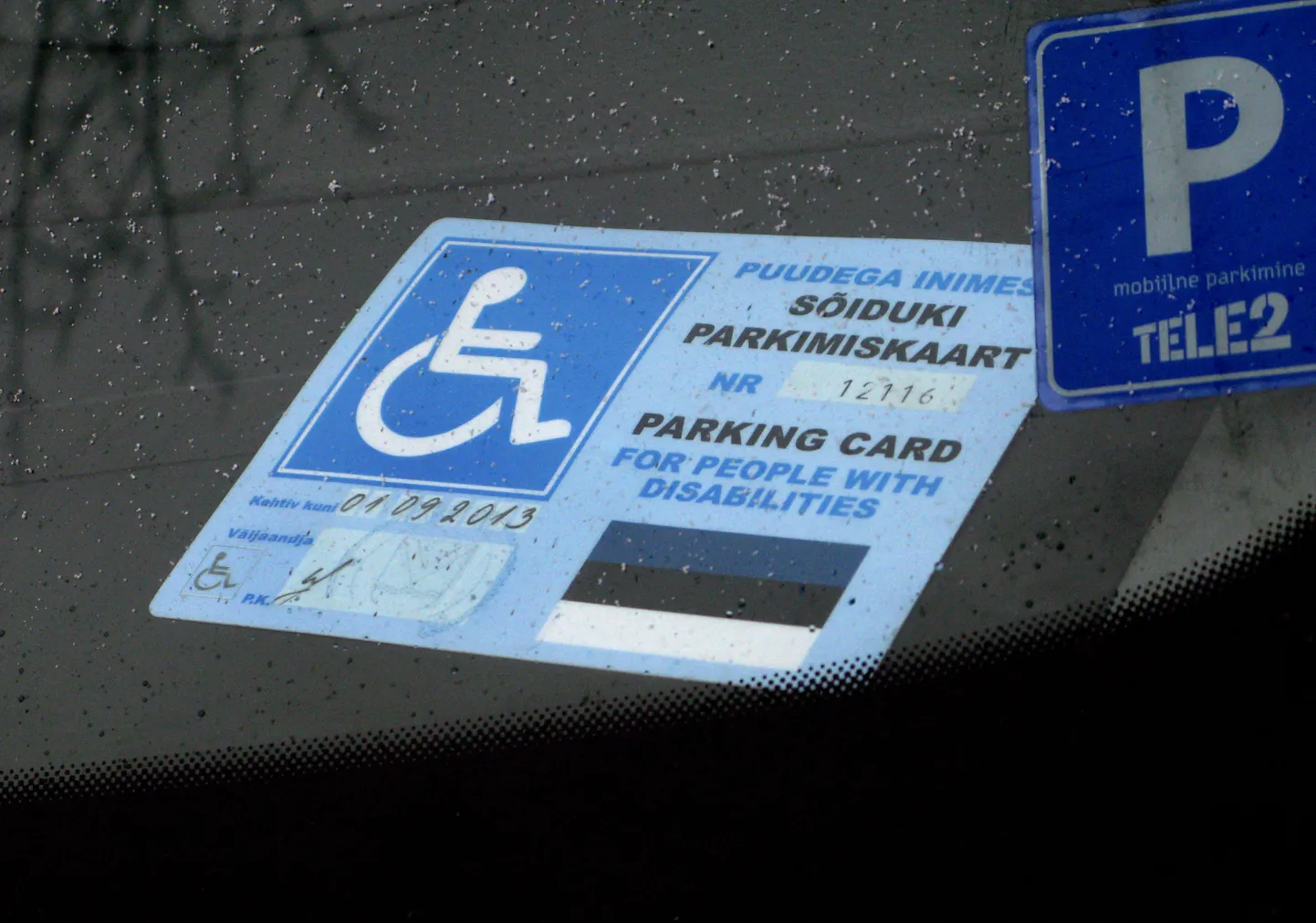 Invaliidile väljastatud parkimiskaart.