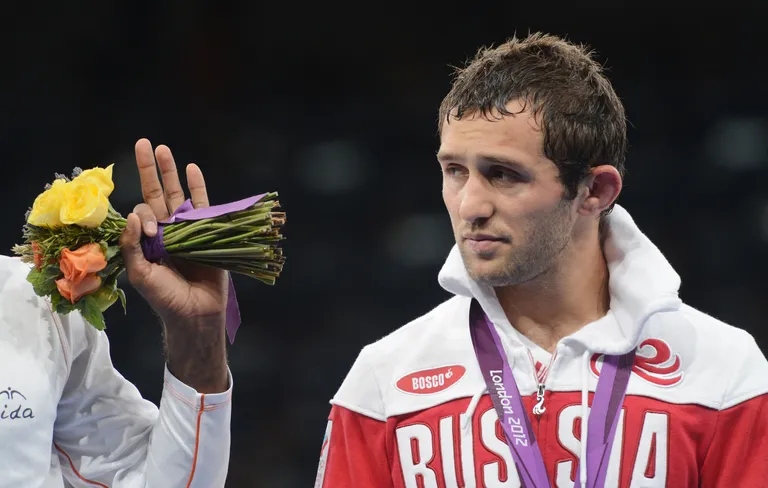 Venelane Besik Kudukhov Londoni mängude poodiumil. Foto: RIA Novosti