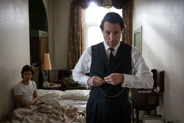 Ben Whishaw ja Hugh Grant miniseriaalis «A Very English Scandal»