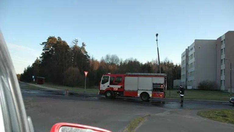Glābēju brigāde pie Kleistiem ņem ūdeni, lai dotos turpināt dzēst kūlas ugunsgrēku Spilves pļavās