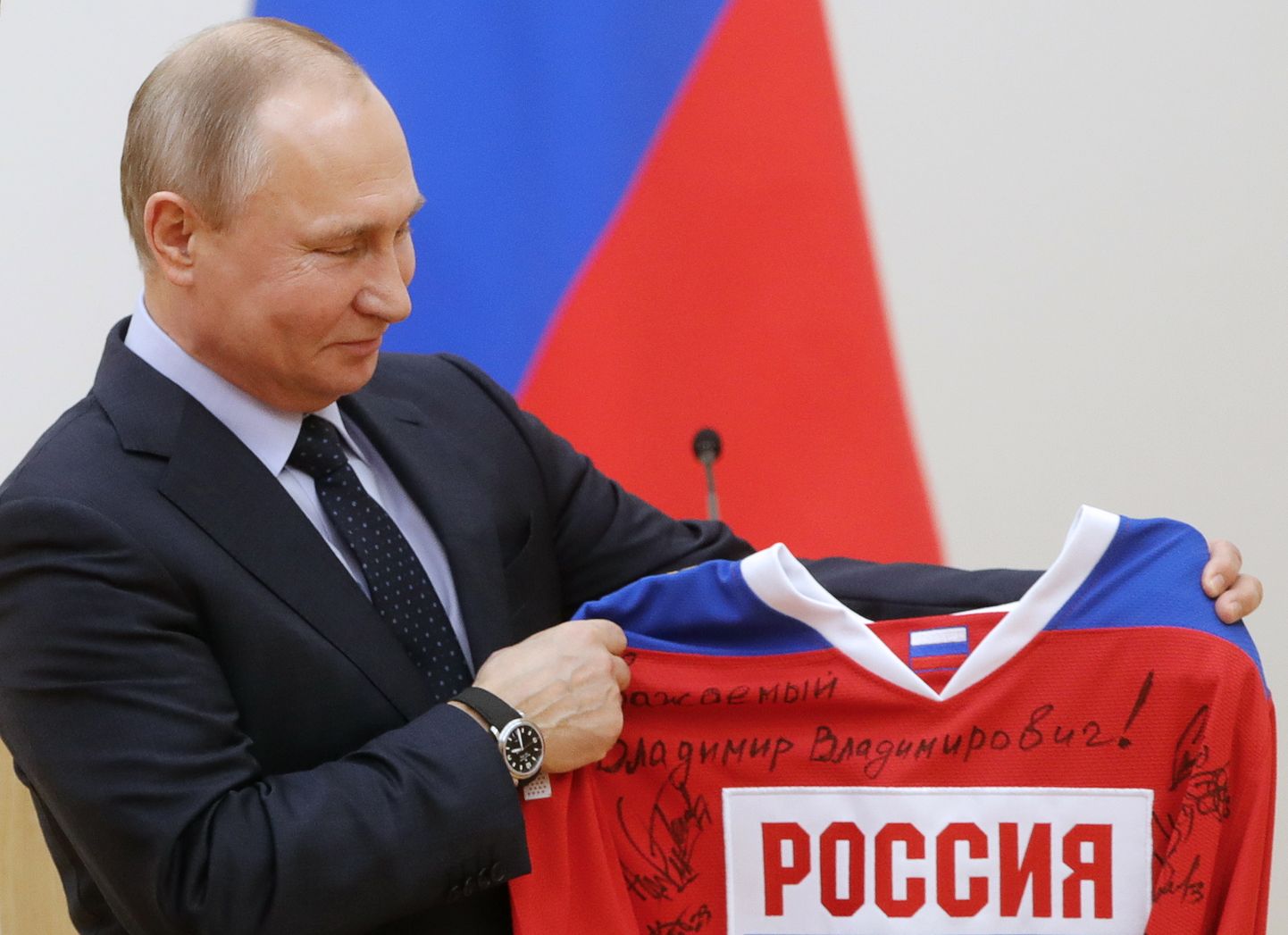 Vladimir Putin armastab oma riigi spordisaavutusi. Fotol poseerib ta Pyeongchangis olümpiakulla võitnud hokimeeskonnalt kingituseks saadud särgiga.