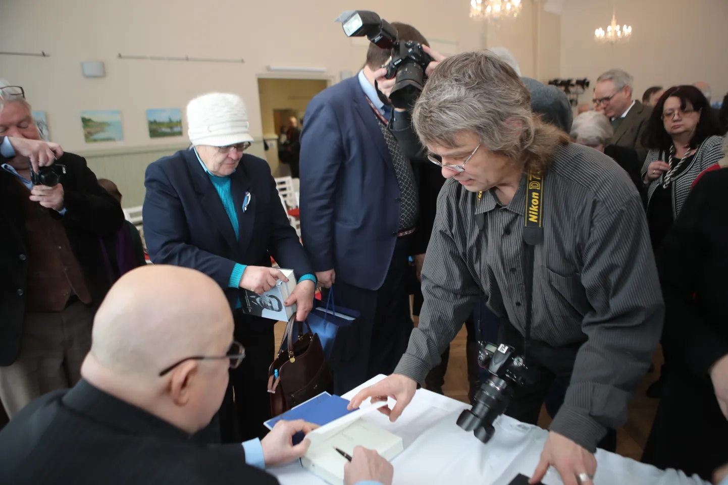 Toomas Karjahärmi ja Ago Pajuri kirjutatud elulooraamat Konstantin Pätsist eluloost läksid pärast esitlust kui soojad saiad. Huvilistest tekkis järjekord ja autoritel tuli jagada autogramme.