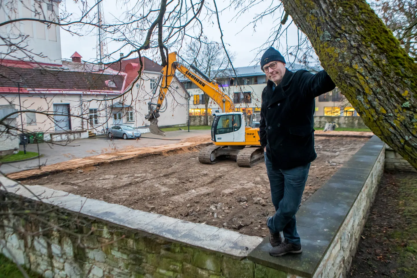 UUED VÕIMALUSED: Veehoidla asemele võiks tulevikus kerkida teatri töökoda ja laohoone. Fotol teatri loomejuht Aarne Mägi.