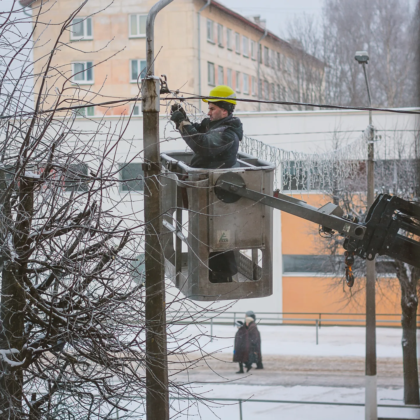 Обслуживание совершенно устаревших фонарей на центральной магистрали Нарвы - Таллиннском шоссе.