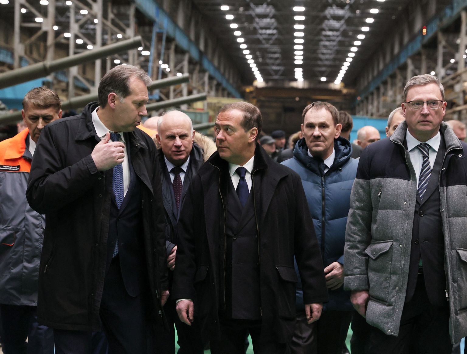 Dmitri Medvedev külastamas Omsktransmaši masinatehast.